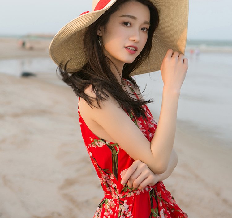 女人上海边穿比基尼?太傻!瞧瞧下图女人，沙滩裙魅力四射