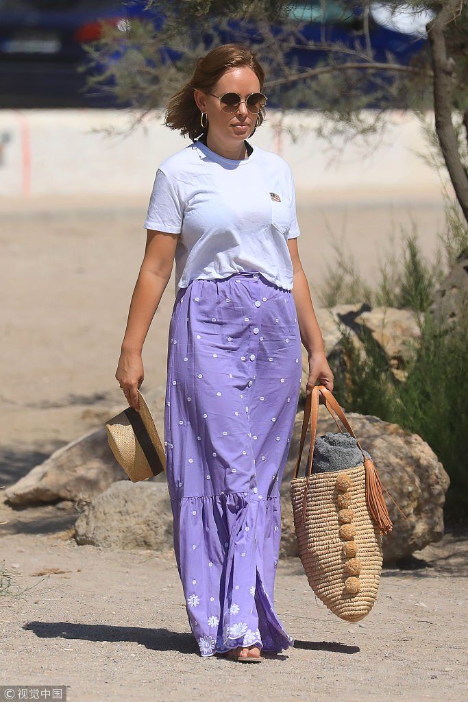 英国博主Tanya Burr脱衣有肉穿衣有feel 独自海边度假造型清新养