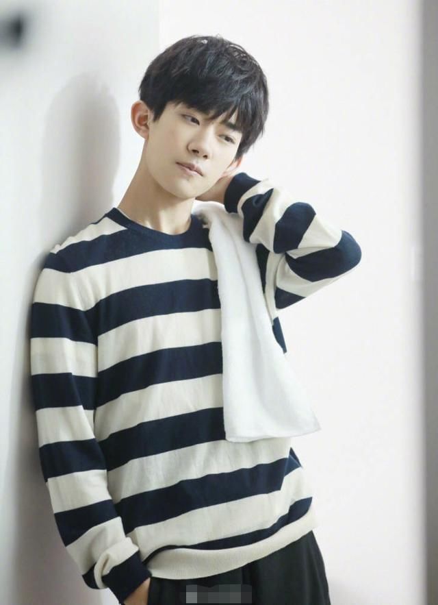 流量小生齐撞衫，蔡徐坤好可爱，但同样的衣服千玺穿上立马成熟了