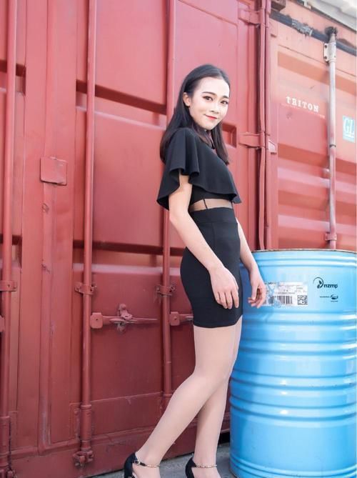 『 着不同』细腰搭配大长腿展现出妩媚气质,透视装搭配上高跟鞋