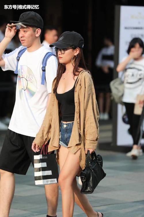 小女生搭配出大时尚，黑色吊带搭配热裤，热裤折边让她的美无边！