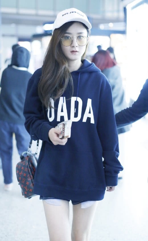 赵丽颖也开始玩下衣失踪,就看见两张“纸”,这搭法简直太6了