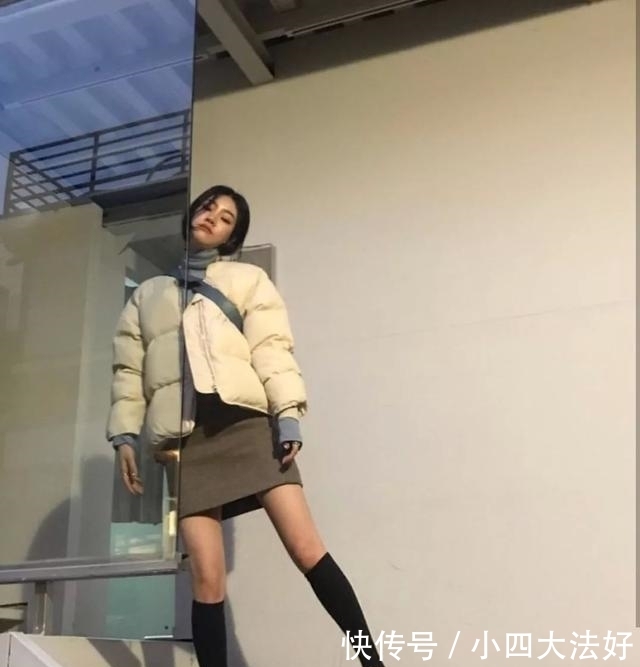 「 小可爱」羽绒服 + 裙子,羽绒服+针织衫,才是最保暖时髦打开方式,今冬羽绒服+直筒裤
