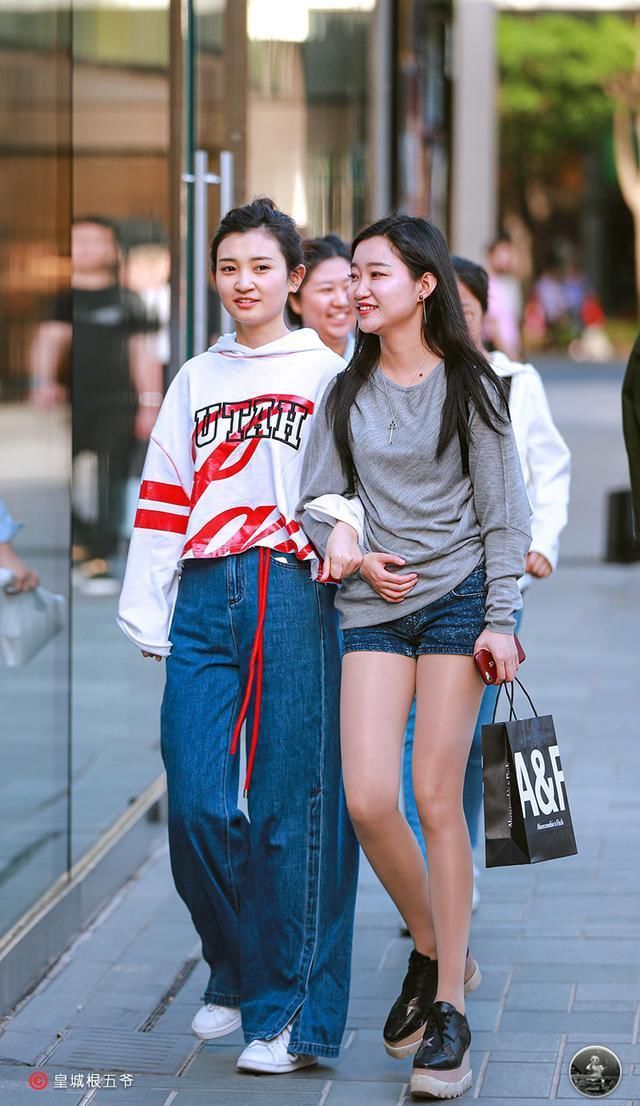  「带动」街拍：追寻时尚的方法多种多样，用自己的穿搭来带动整个潮流风向