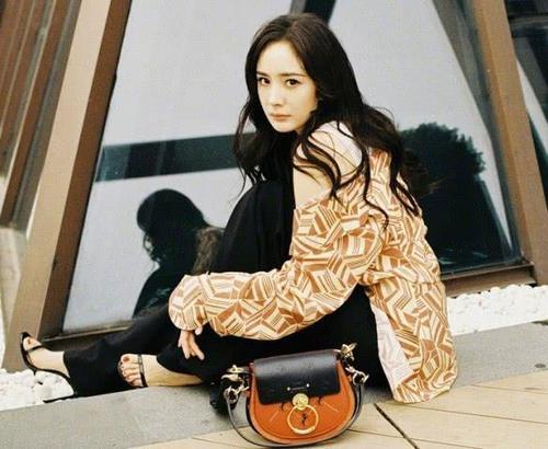 同是辣妈,杨幂全智贤撞衫气质完全不同,网友:不愧是带货女王