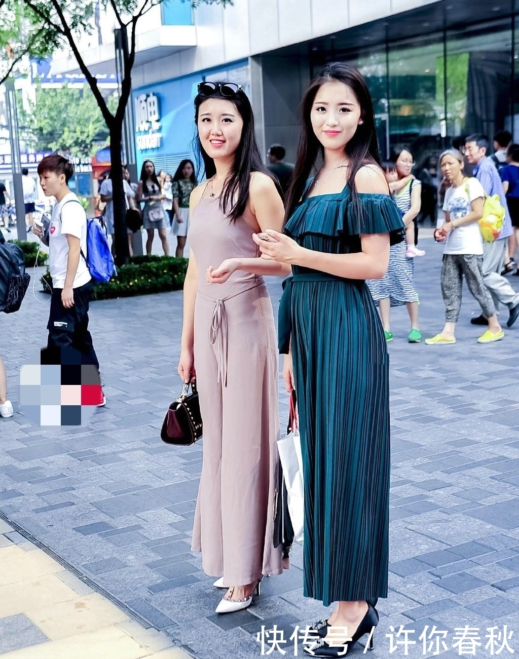 「 姐妹花」站立街头宛如一对姐妹花,性感优雅,两位漂亮的美女