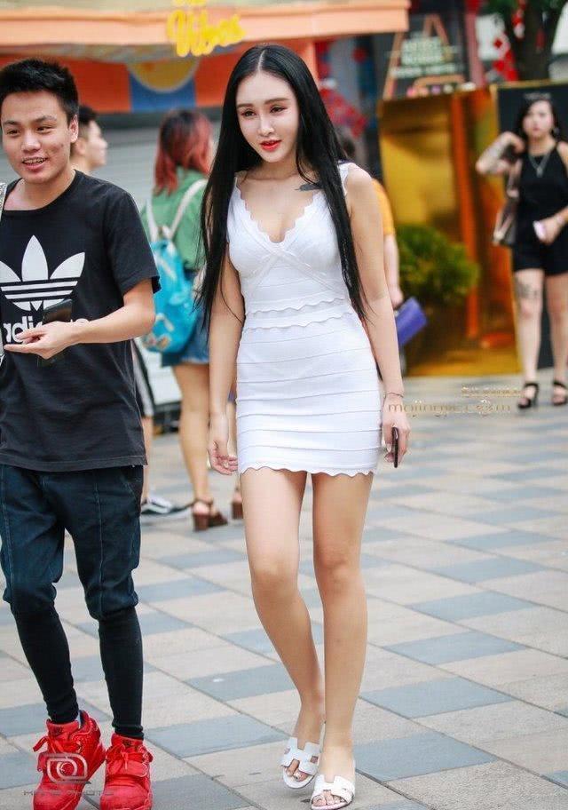 街拍：穿着朦胧一抹小性感的小姐姐，青春靓丽很独特！