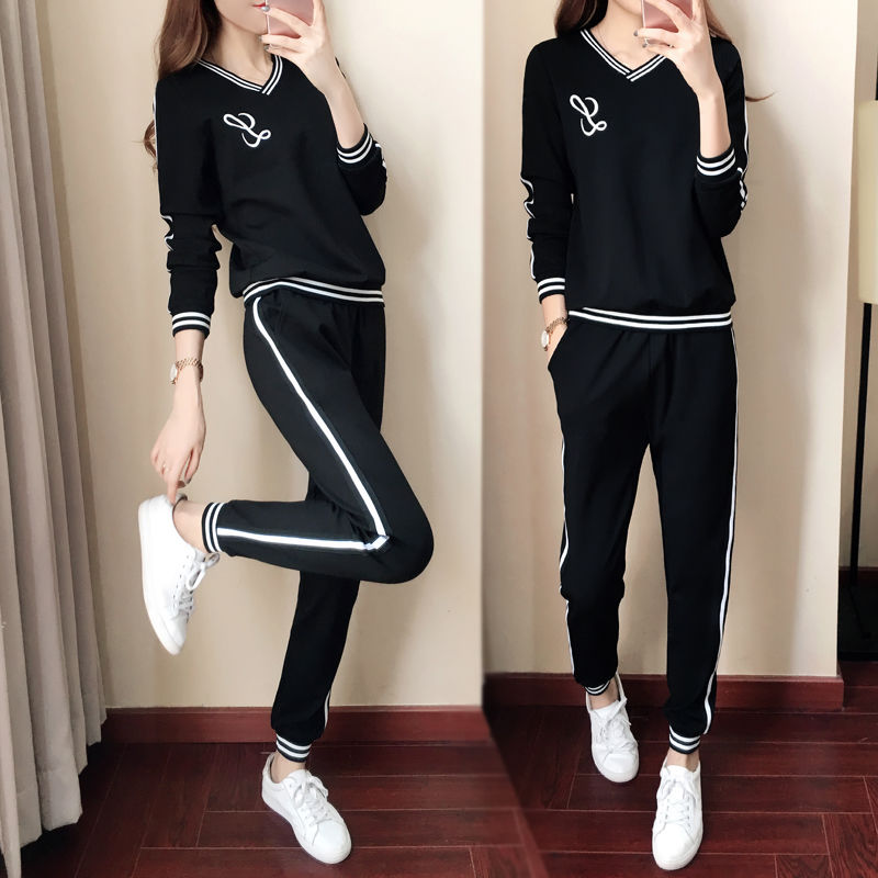 刚入秋，还不至于穿毛衣!现流行的“洋气套装”，保暖超美嫩