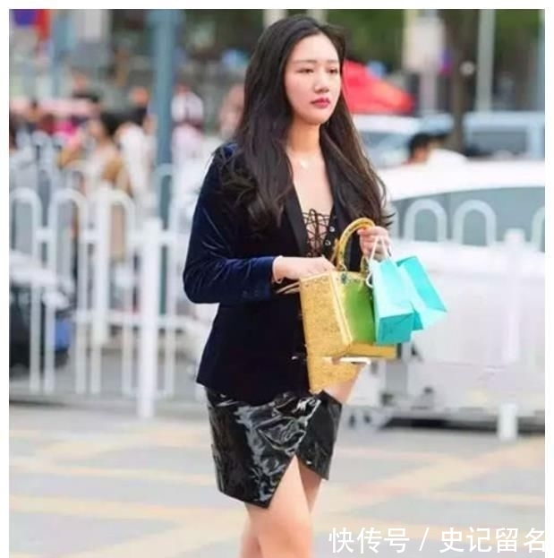 【白皙】街拍:皮肤白皙的小姐姐,一件黑色上衣配黑色短裙,时尚魅力迷人