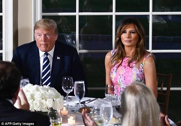 伊万卡和梅兰妮亚出席商界领袖晚宴，二人的花裙子争辉斗艳