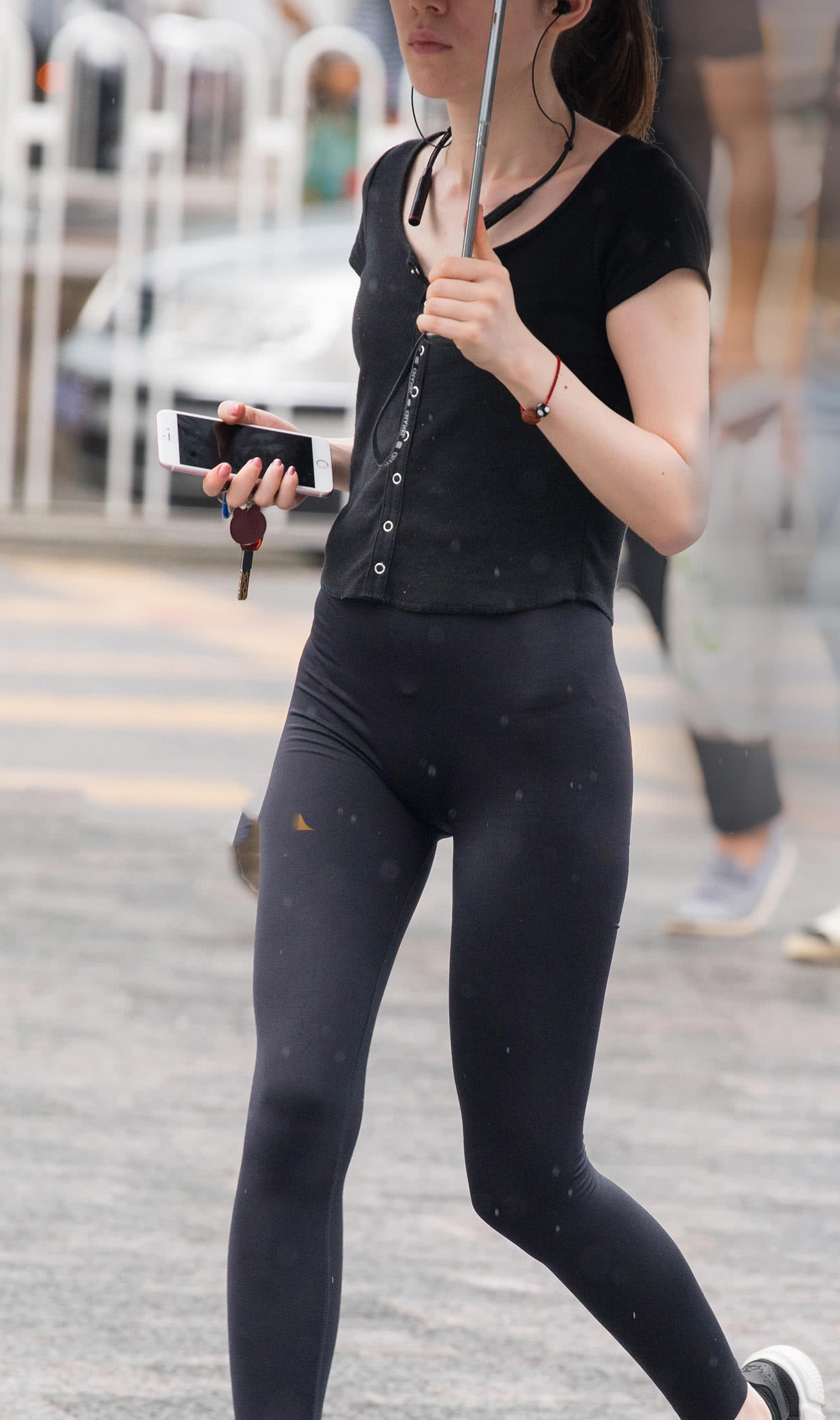 气质小姐姐一身黑色既能显得很成熟稳重，又能让身材显得比较纤瘦