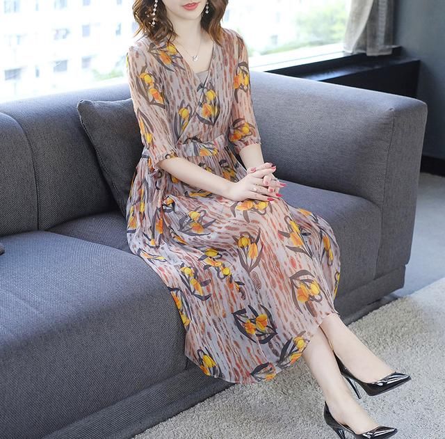 太美了!穿在小姨身上的连衣裙,大方得体显气质