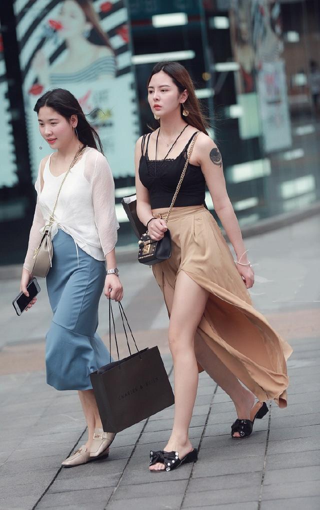 街拍：小姐姐青春漂亮英姿飒爽，想多看一眼！