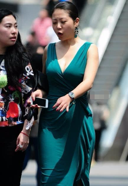 成熟气质小姐姐深V长裙性感出街，丝绸长裙穿出女性古典风姿