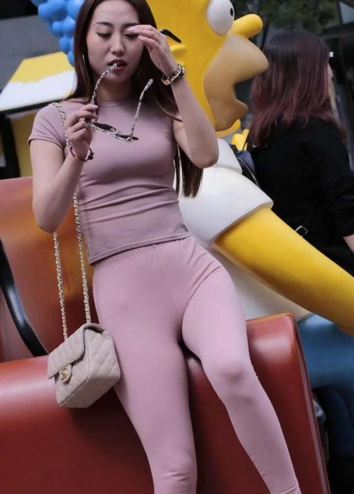 街拍: 线条明显的紧身裤辣妈, 穿和不穿没区别