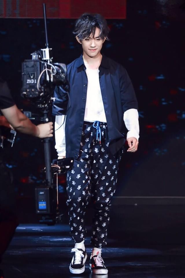 易烊千玺厉害，不仅长袖套短袖，还穿“花裤子”，居然一点不丑！