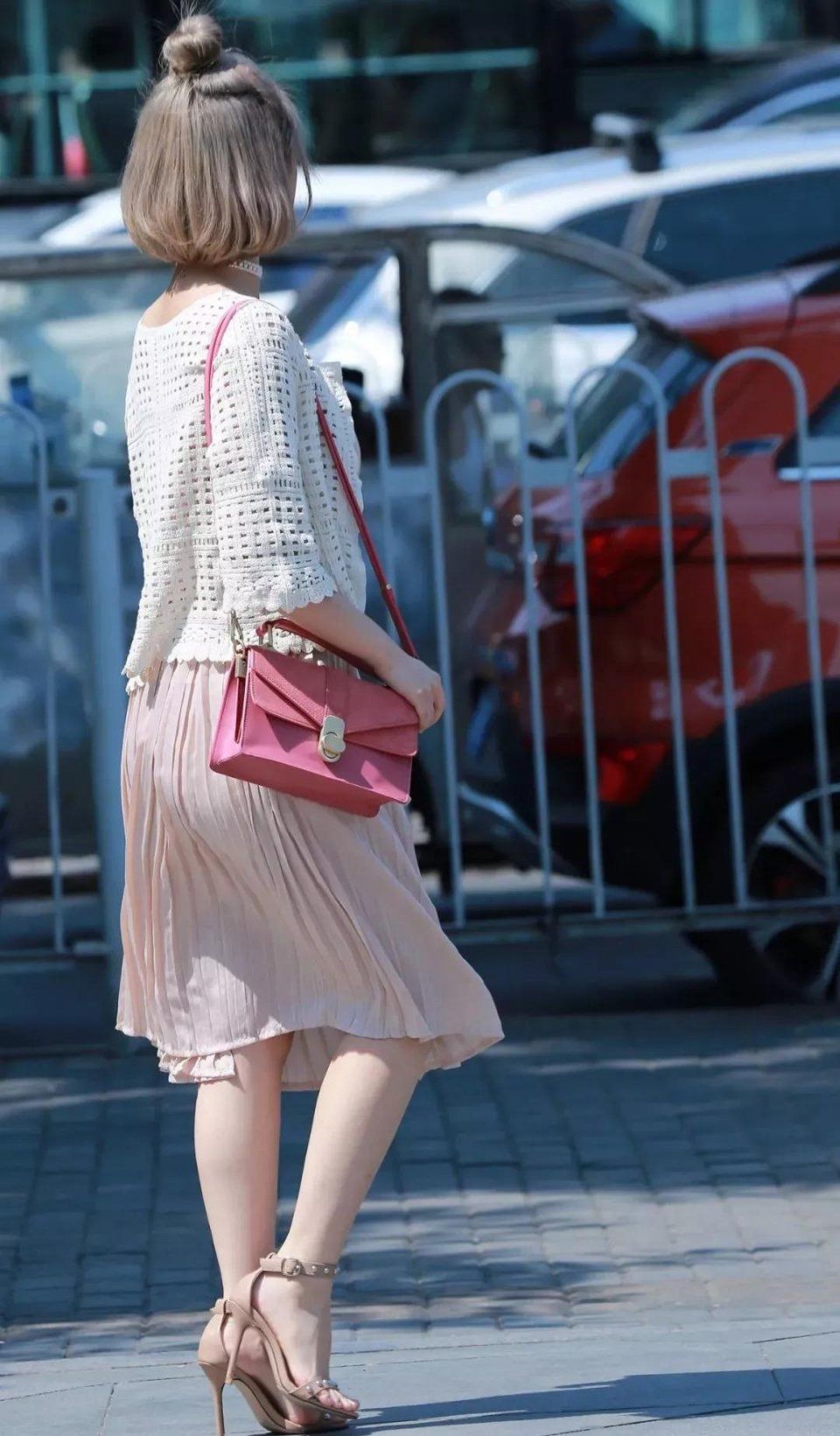 粉色吊带连衣裙搭配棕色高跟鞋，羞花闭月少女之心