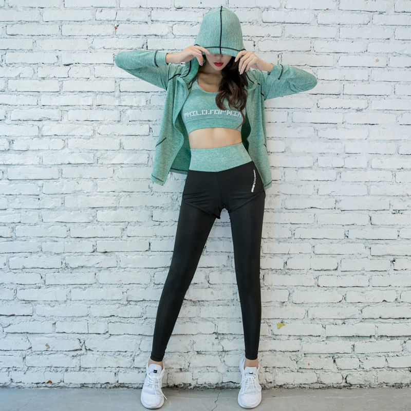 “蜜桃”臀裤过时了，如今健身房美女这样穿，轻松成为瞩目的女神