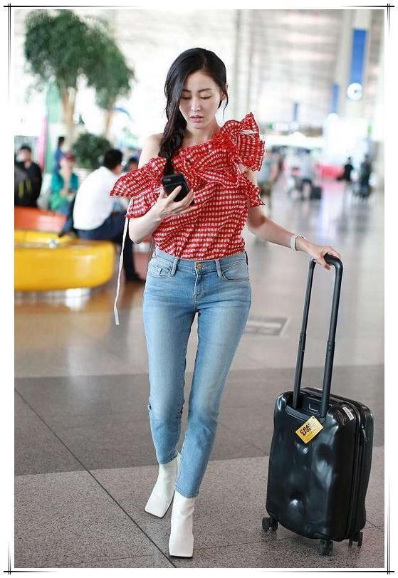 张天爱真开放！穿一条打底裤就走机场，大叔的眼神都被你锁定了！