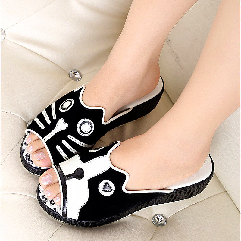 穿凉鞋出门都过时了，现在都流行穿拖鞋出门，脚趾都变的很洋气