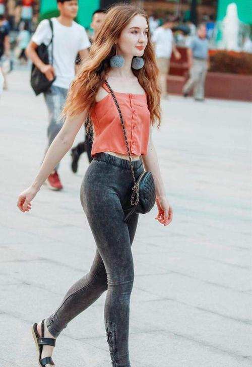 街拍：紧身裤美女穿着纤细布料出门，路人默默地看着