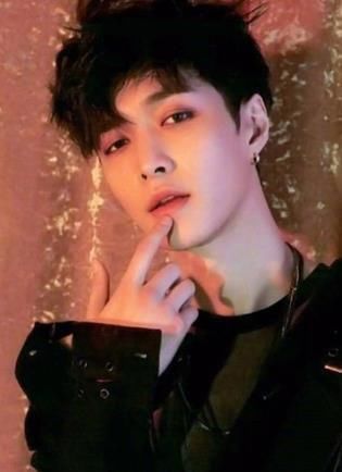 蔡徐坤眼妆像吸血鬼伯爵，可看到艺兴眼妆，才知道啥叫挪不开眼睛