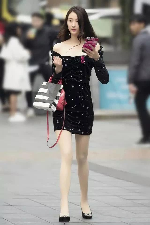 时尚街拍，小姐姐婀娜多姿的身材，走在大街瞬间吸引路人的目光
