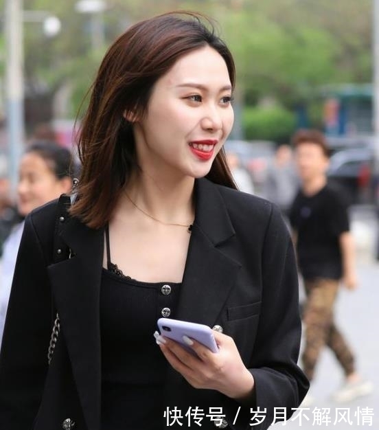 「 美女」一件条纹短袖配牛仔热裤,时尚魅力气质美,街拍:眉清目秀的美女