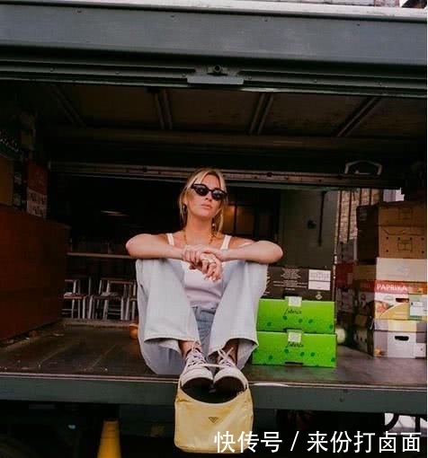  皮革■纽约时装周肯达尔詹娜热捧腋下包，皮衣内搭肉色打底衣如中空上阵