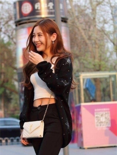  【身穿】街拍小美女气质高雅，身穿一件连衣裙，简洁大方又不失美感与优雅