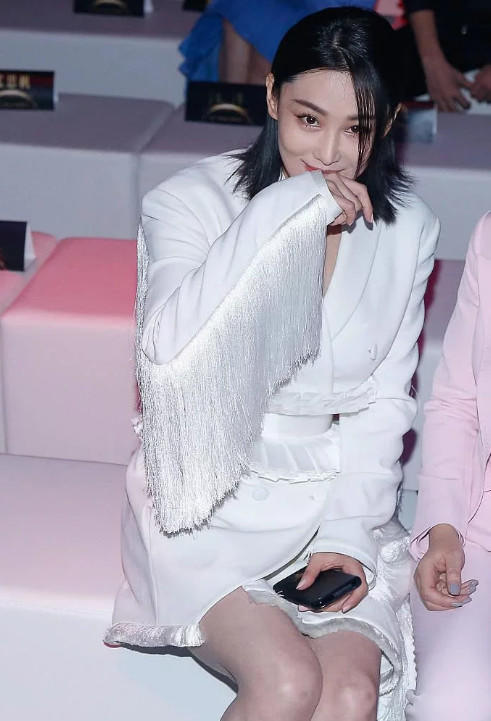 张馨予活动裙子短到尴尬，腿拧麻花防“走光”，网友：膝盖抢镜了