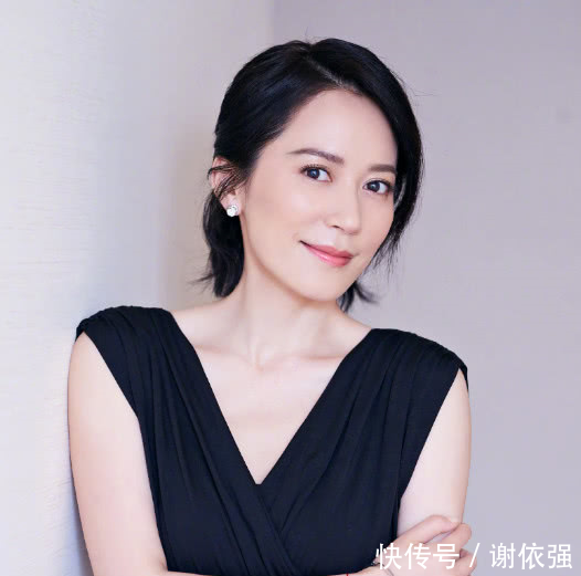 不老女神俞飞鸿快要奔五的人了还能撑得起这条连体的裤子！