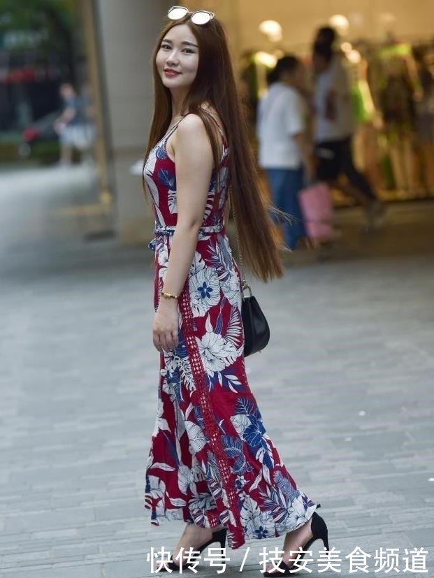 【美女】美女街拍身材曼妙的小姐姐,紧身裙的穿搭,美得更青春