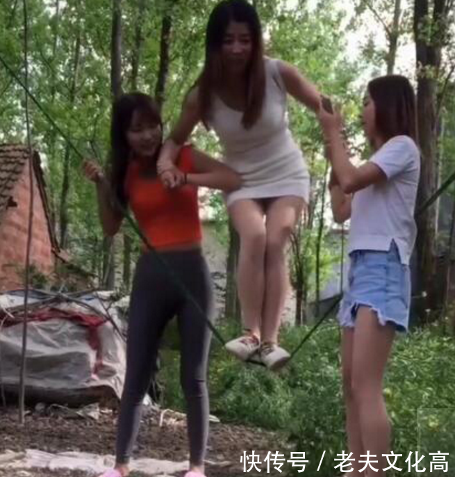 妹子你这件衣服可花了不少心思吧！穿出了女王的气质啊