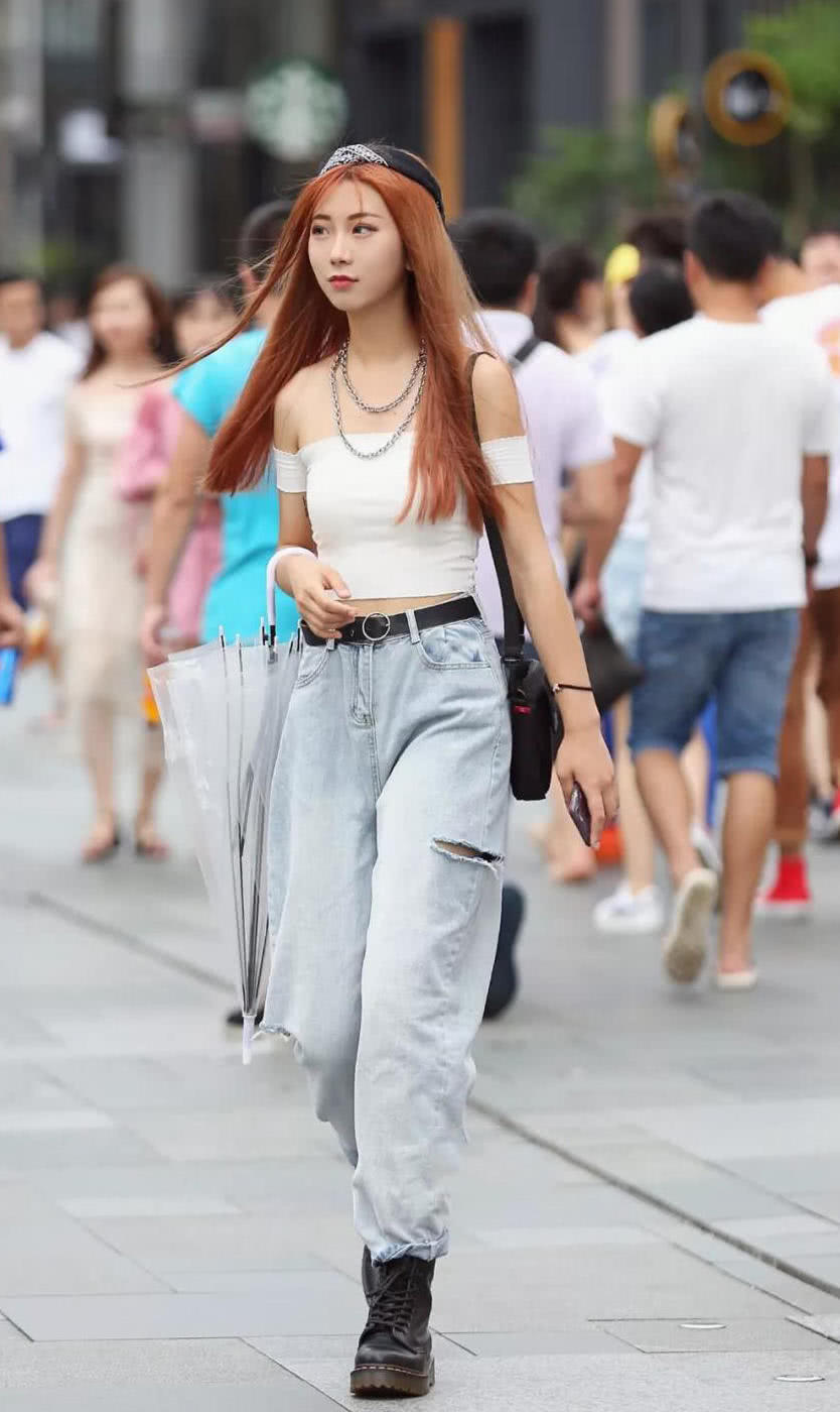 丰腴小姐姐紧身裤勾勒出饱满臀线，拼接长筒袜，学生妹的细腻感！