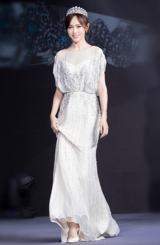 唐嫣去掉傻白甜标签，穿“鱼鳞裙”变身白富美，罗晋真有眼光