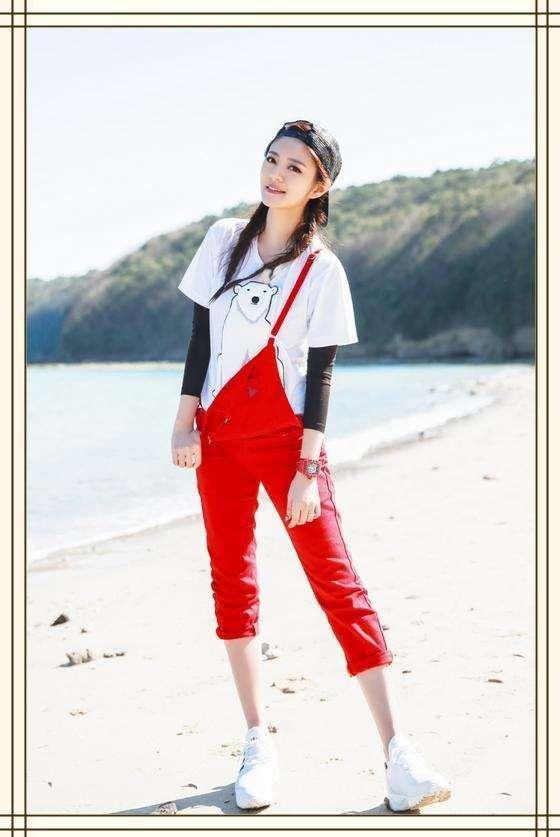 安以轩终于穿短裤秀腿了，网友：裤子看得人尴尬症都犯了