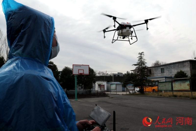  【定高度向下喷洒消毒】河南焦作：无人机当上“消毒员”