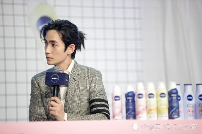 朱一龙现身某发布会 身穿格纹西装 造型斯文帅气随性自然