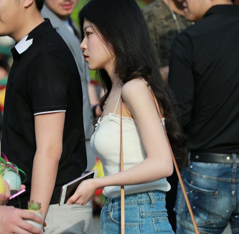 街拍，少女皮肤超白，腿型完美，简直是“人间极品”