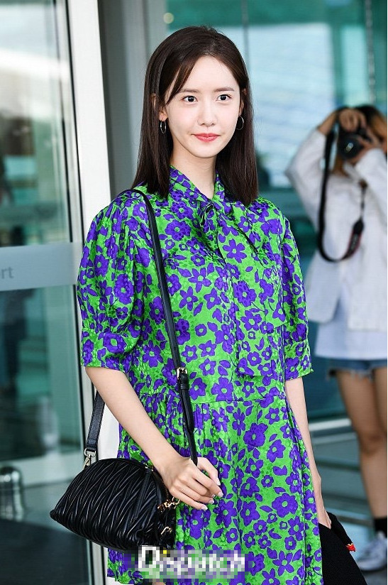 太佩服林允儿！这么俗气的裙子竟穿出甜美风，国民女神真不是虚的