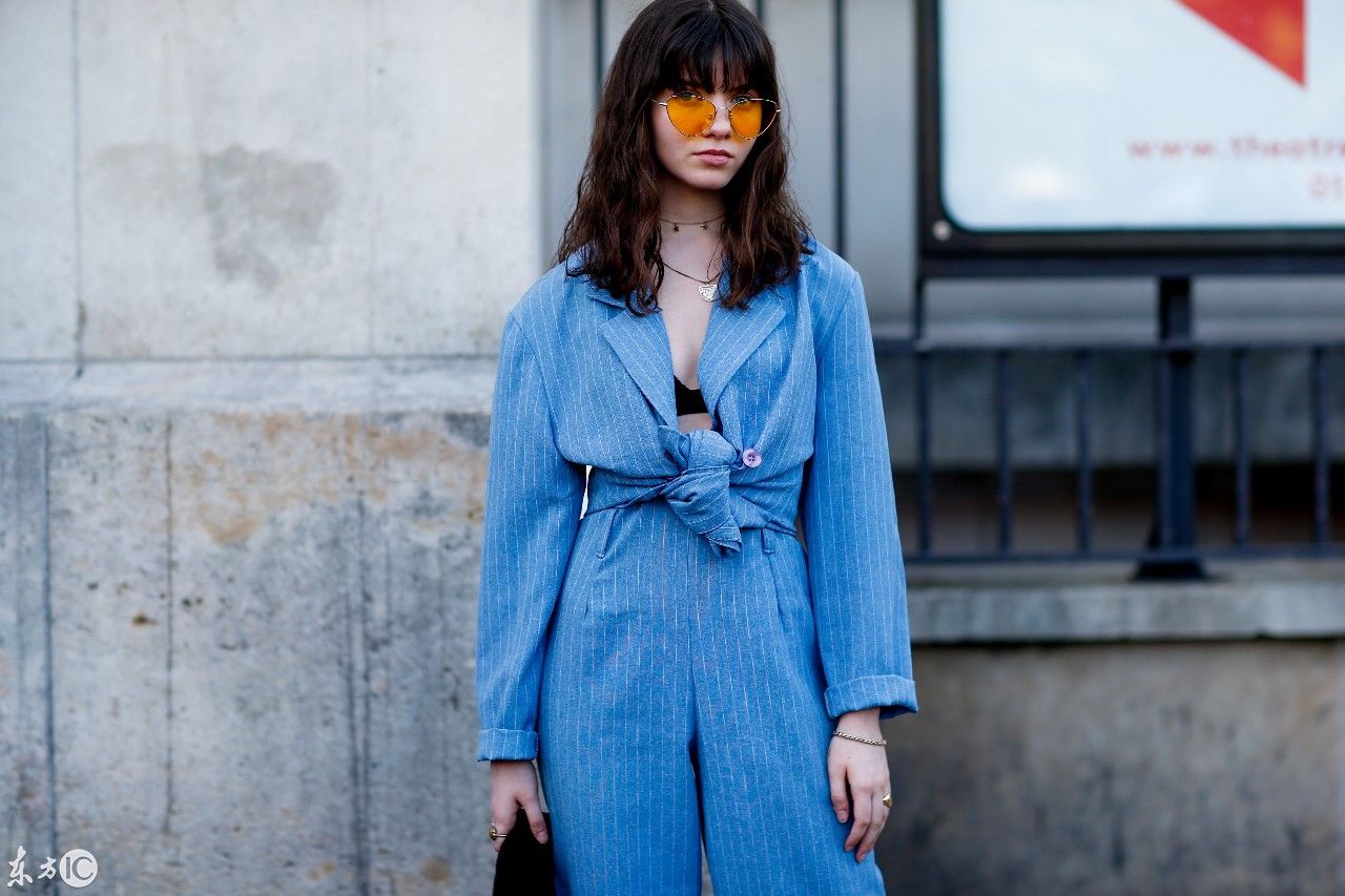 众女星出席巴黎时装展，网友表示穿着时尚，气质出众有魅力!