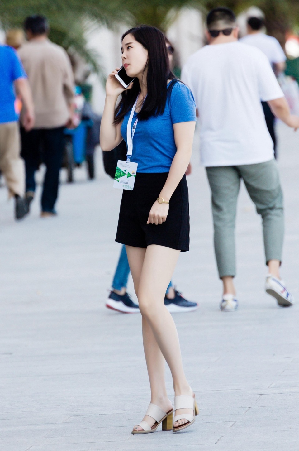 街拍：黑色休闲短裤搭配蓝色短袖T恤，小姐姐打电话的姿势要优雅
