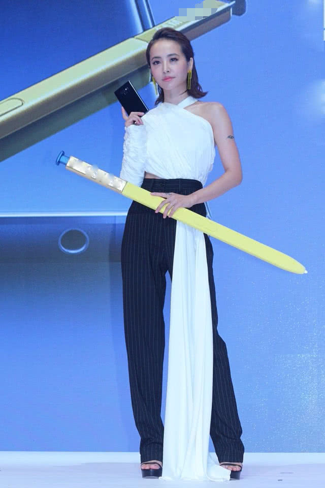 蔡依林踩恨天高,手拿“金箍棒”,身上一块布,网友:踩掉太尴尬