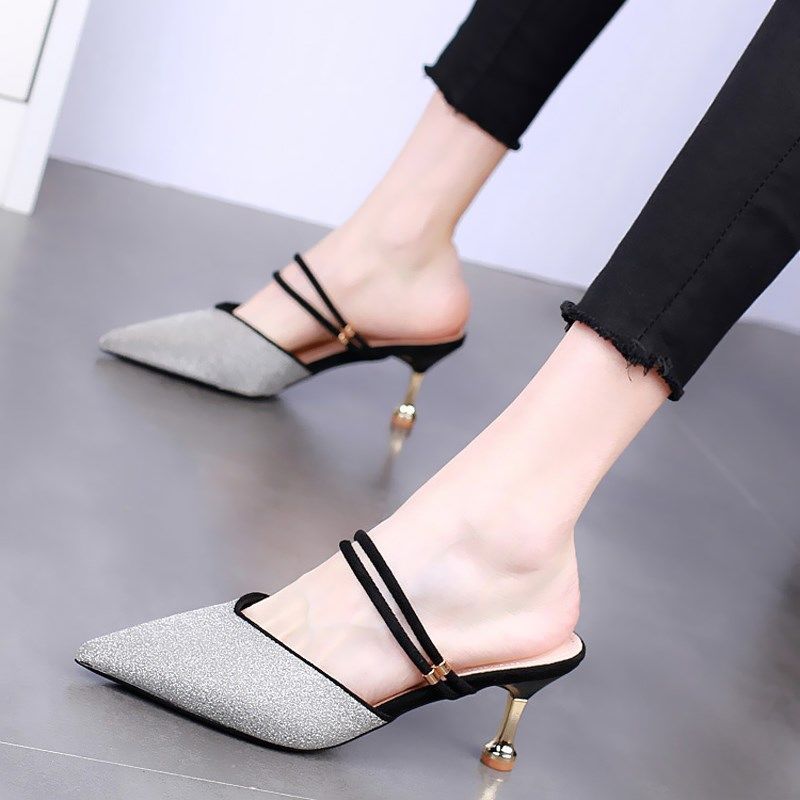 还在穿老气高跟鞋?美脚们都穿高跟凉拖，三寸金莲一把握住更白皙