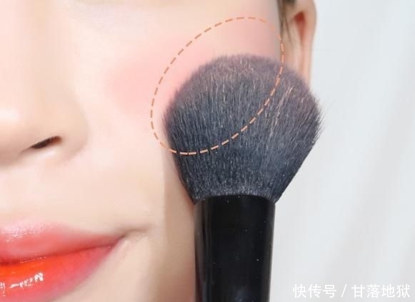 「化妆」BB霜别直接用手擦!正确的方法应该是这样的,妆容特自然