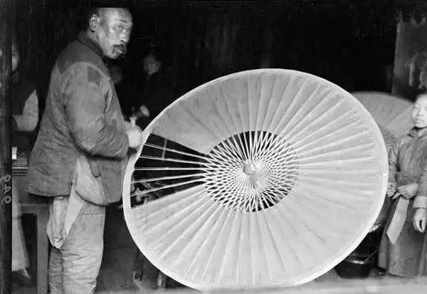 美国人在鞋盒里发现了6000张中国老照片，轰动全世界