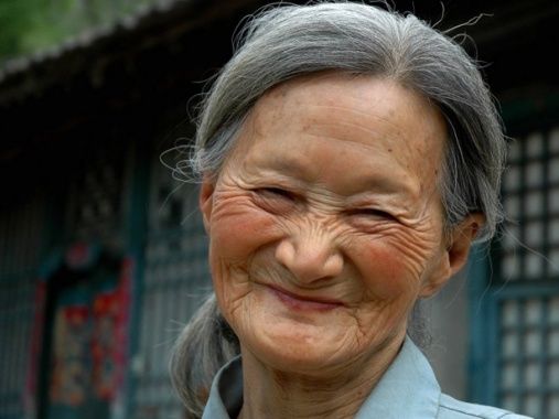 55岁老妈妈每天用五毛钱的它来抹脸，如今肌肤冻龄18岁般白嫩