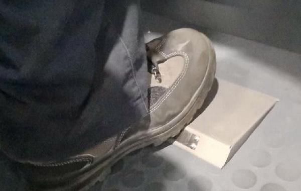 高铁正常行驶中，为啥高铁司机每30秒都要踩下踏板？网友：厉害