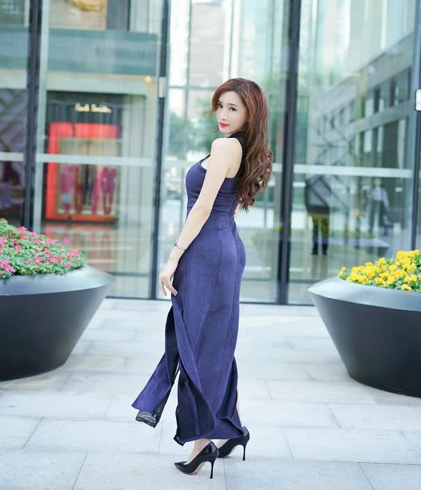 户外穿开叉裙的小姐姐，天生网红脸难自弃，网友：开到腰上了！